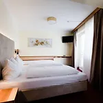 Dorfplatzl Garni & 4* Tux