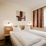 Dorfplatzl Garni & 4*