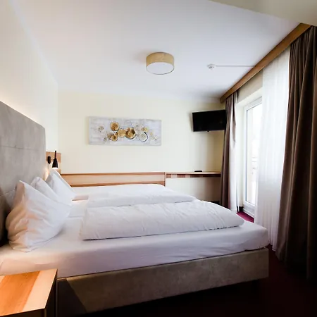 Dorfplatzl Garni & 4* Tux