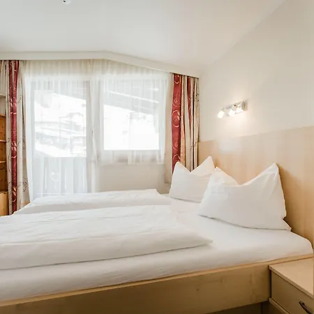 Dorfplatzl Garni & 4* Tux