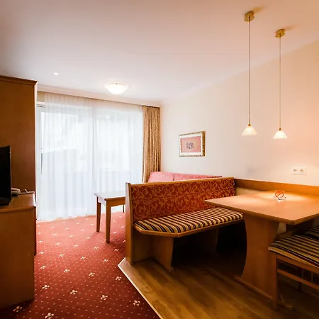 Dorfplatzl Garni & アパートホテル トゥクス