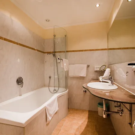 Dorfplatzl Garni & Tux