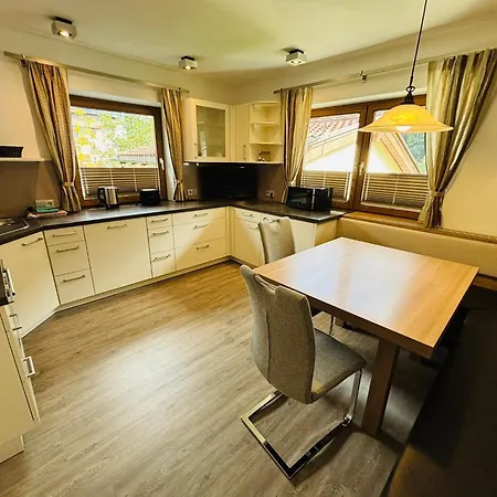 Dorfplatzl Garni & Hotel apartamentowy Tux