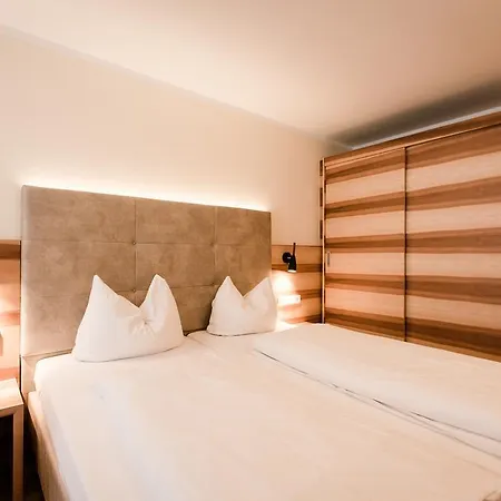 アパートホテル Dorfplatzl Garni & トゥクス