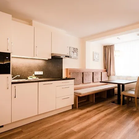 Dorfplatzl Garni & Apartmanhotel Tux