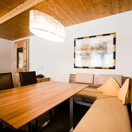 Dorfplatzl Garni & アパートホテル トゥクス