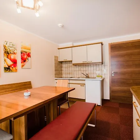 Dorfplatzl Garni & トゥクス