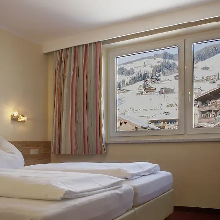 Dorfplatzl Garni & 4* Tux