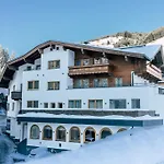 Dorfplatzl Garni & 4* 턱스